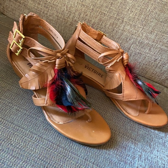 Gorgeous Boho-Chic Pour La Victoire Leather Sandals with Feathers - Picture 3 of 8